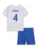 Ranska Raphael Varane #4 Vieraspaita Lasten MM-kisat 2022 Lyhythihainen (+ shortsit)